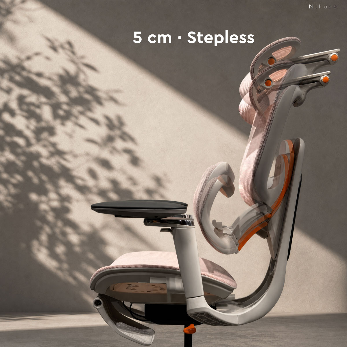 SINC Air stepless backrest height adjustment through a 5 cm range