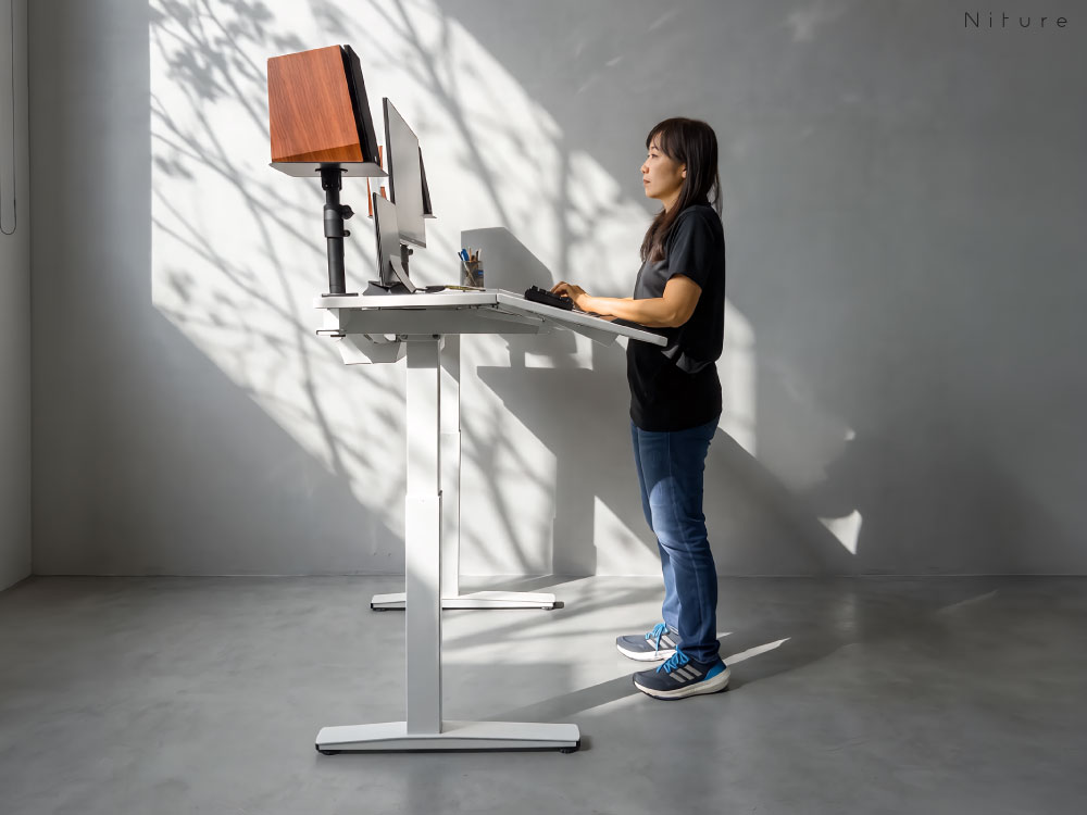 Niture TILT raised for standing work